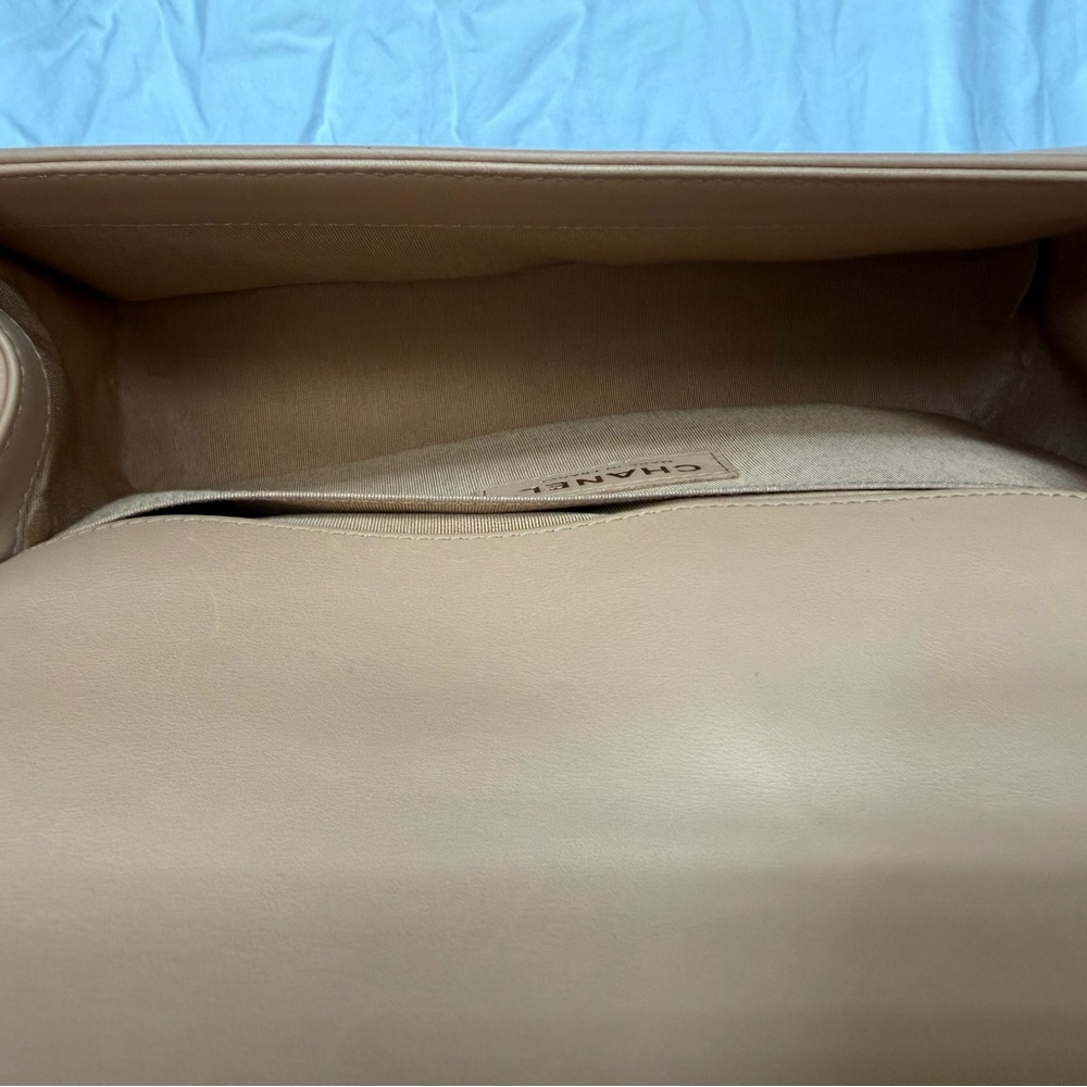 CHANEL Beige Leather Interior - Picture 10 of 16